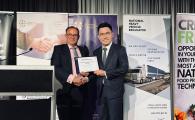 Philip Yeung (right) received the award of CILT International Young Achiever of the Year 2022 at the CILT International Conference 2022 in Perth, Australia in October.